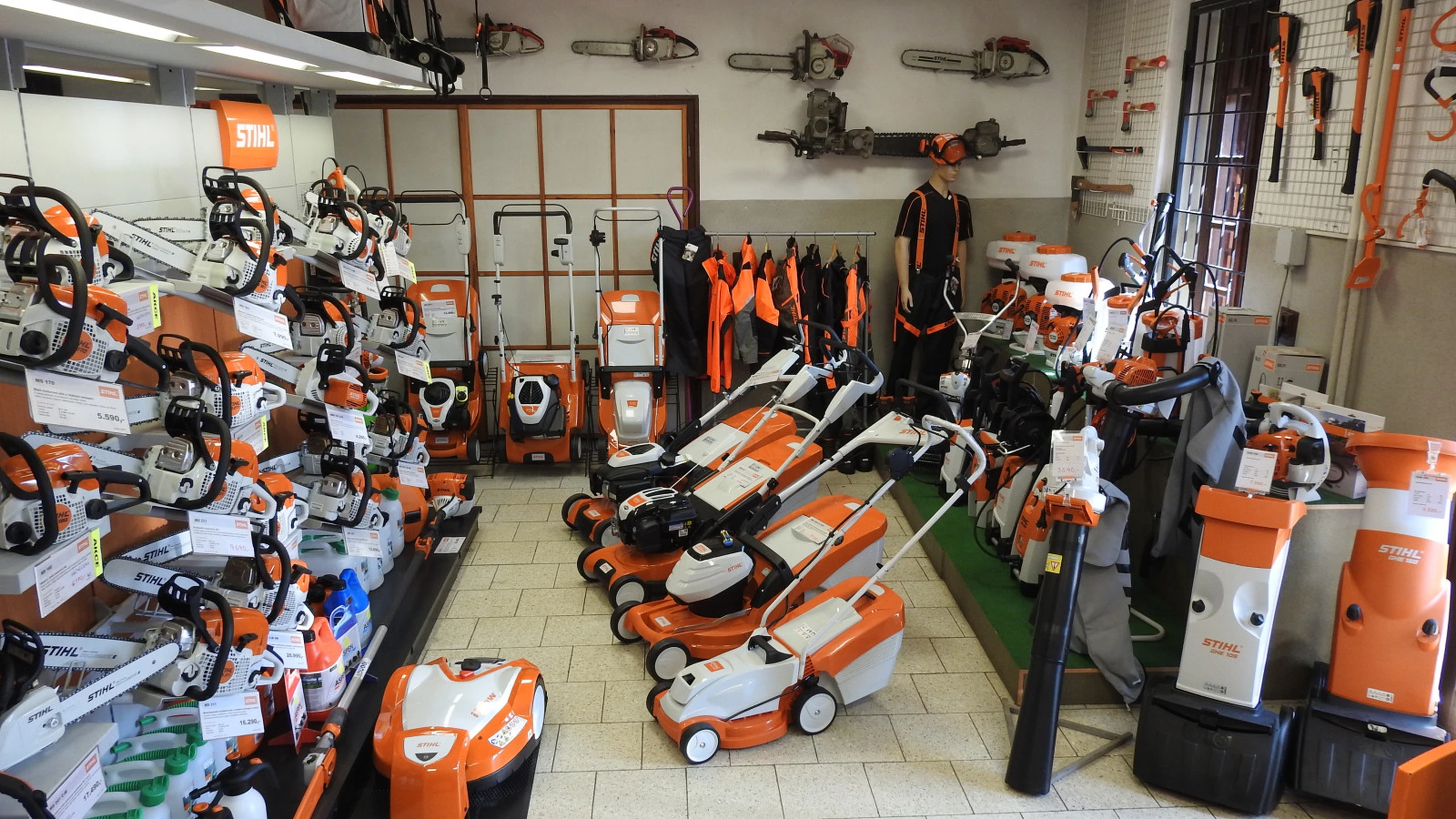 VÁŠ PRODEJCE ZAHRADNÍ A LESNÍ TECHNIKY