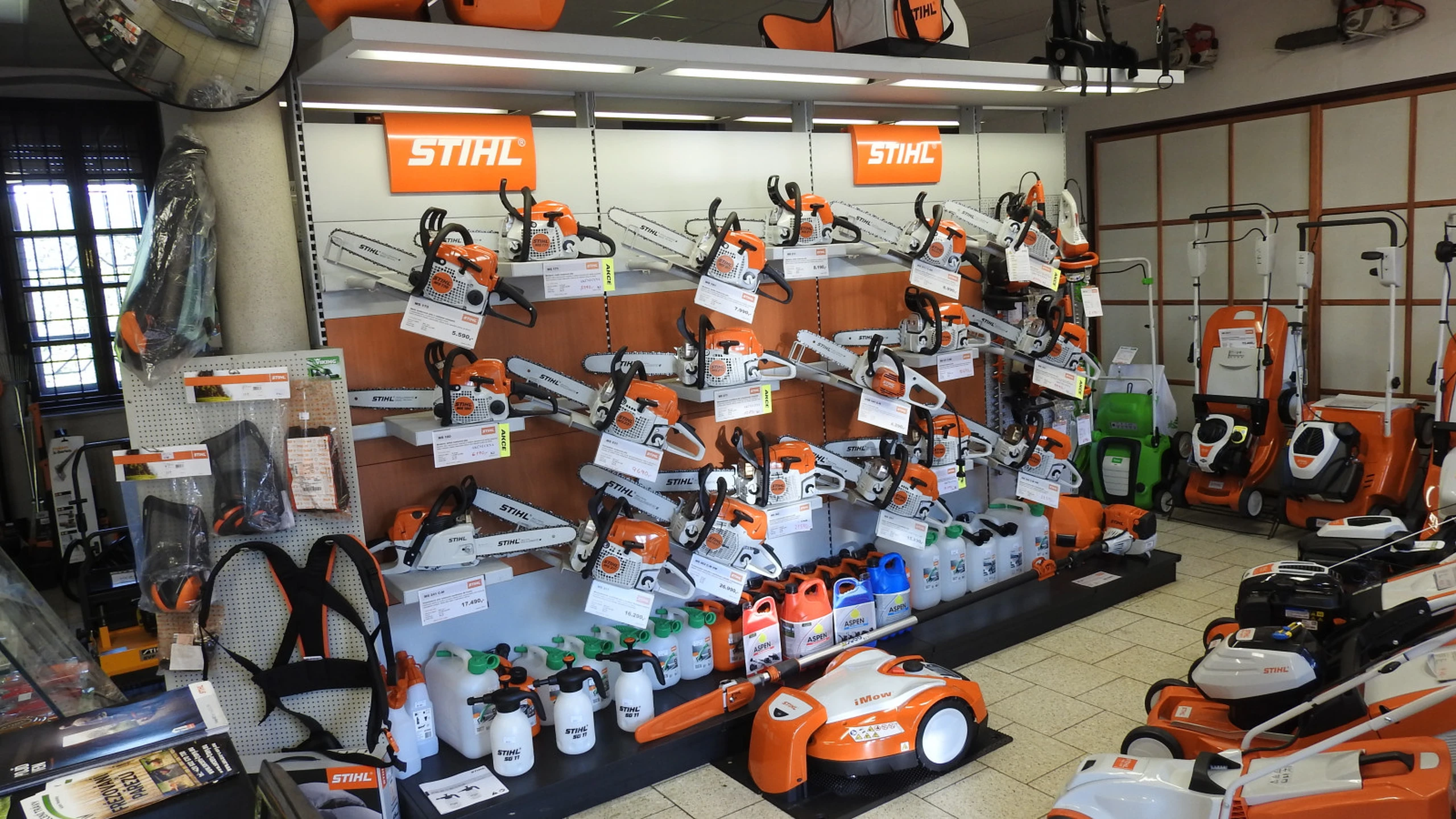 VÁŠ PRODEJCE ZAHRADNÍ A LESNÍ TECHNIKY